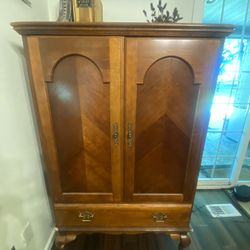 Cabinet/hutch/armoire