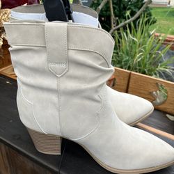 Brand New Women’s Spring Boots Shoes Beige Size 8-9