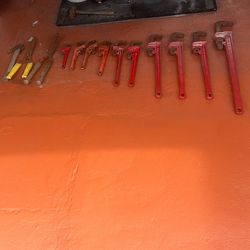One set of steel pipe wrench adjustable