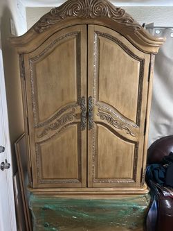 FULL BEDROOM SET WITH DRESSERS AND ARMWALL