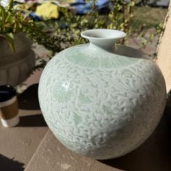 antique vasses / Qianlong Marked China Porcelain Dynasty Bottle Vase