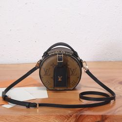 A fashionable and versatile bag