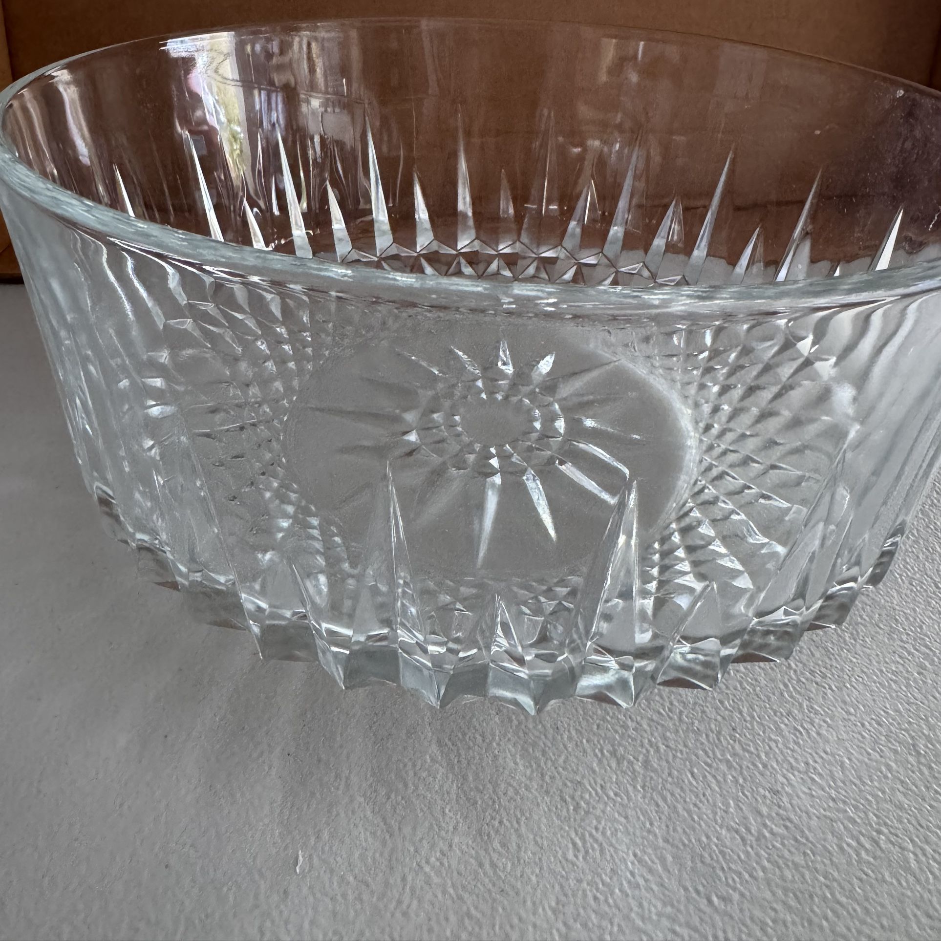 Arcoroc France Crystal Clear Glass Large Serving Bowl 9” Sunburst Pattern