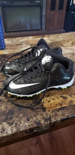 Size 4Y Boys Football Cleats