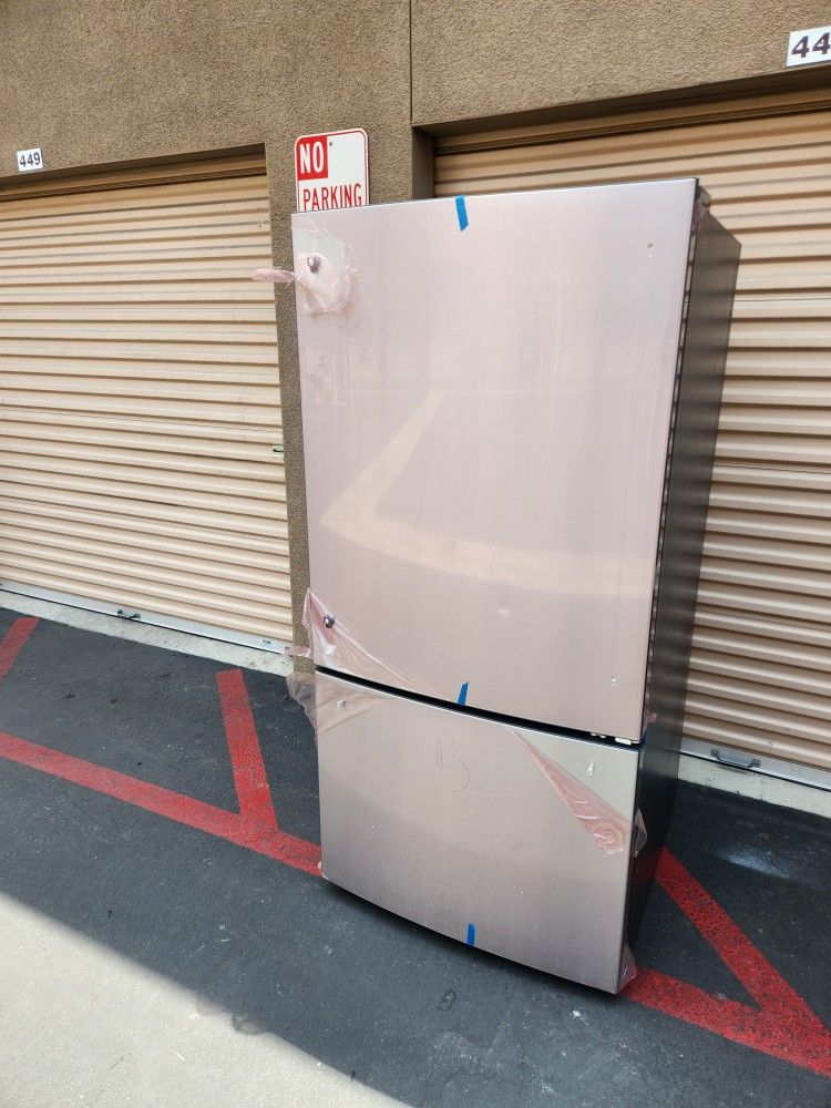 GE Refrigerator Botton Freezer