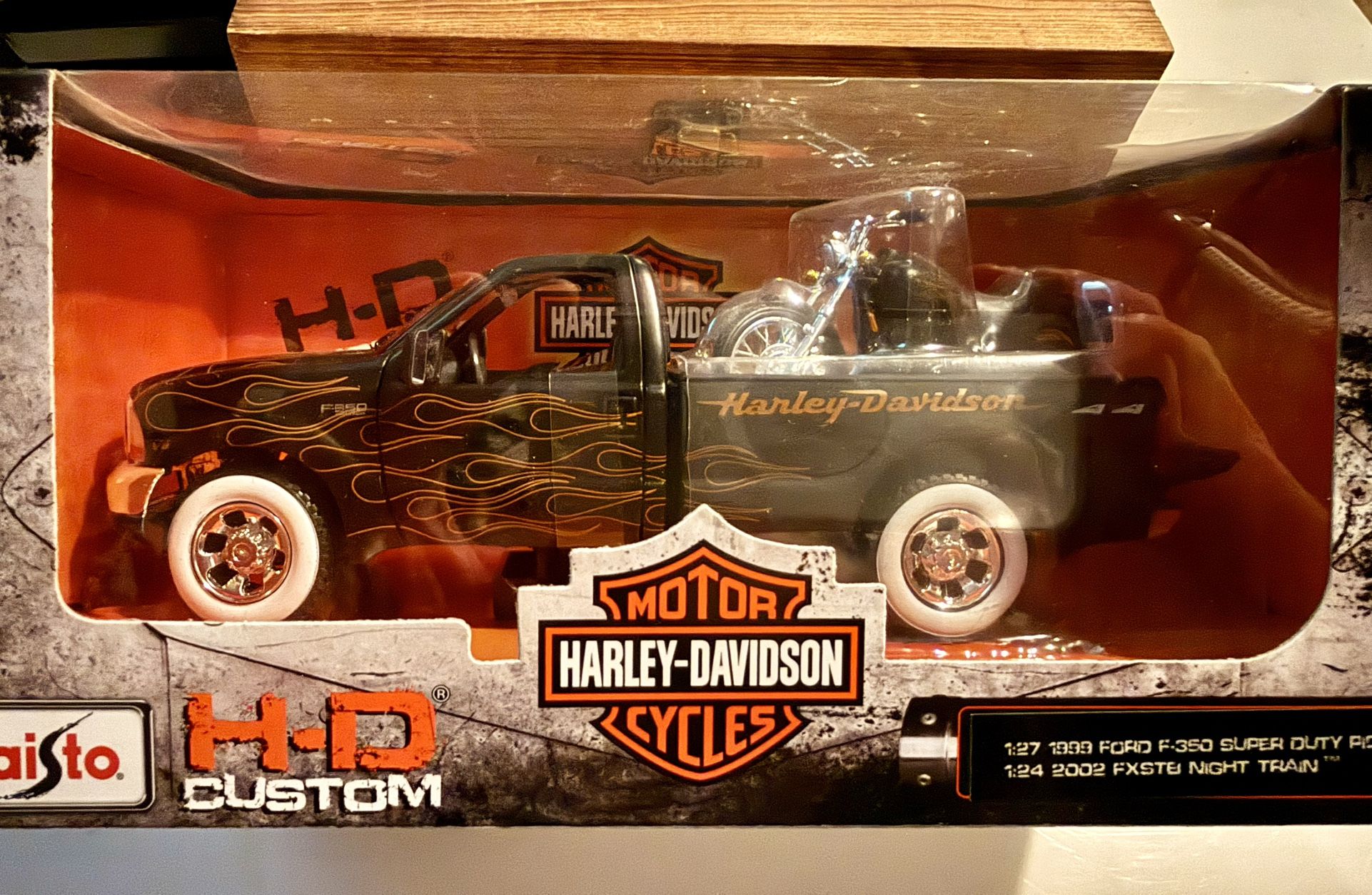 Maisto Harley-Davidson Truck and Bike Set. Set