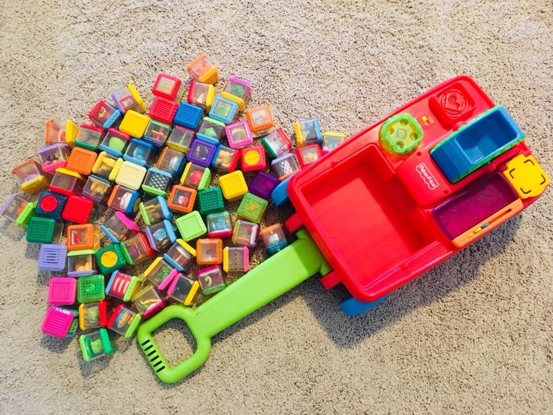 70+ blocks! Lot Of Fisher Price Peek A Block Set With Musical Wagon