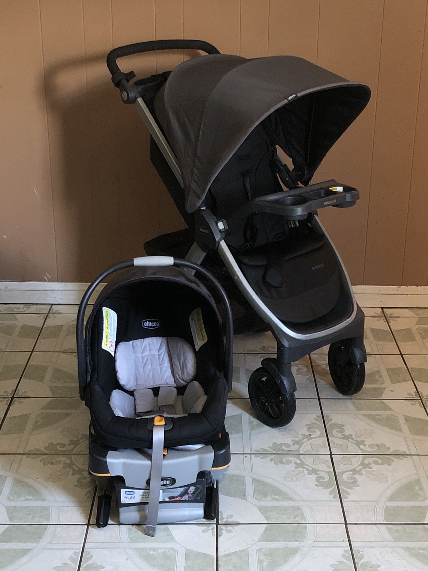 LIKE NEW CHICCO BRAVO TRAVEL SYSTEM STROLLER CAR SEAT AND BASE!!!!
