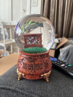 Taylor swift globe