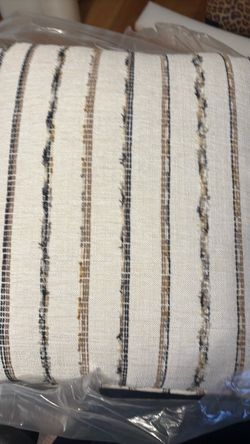 4 decorative pillows 20 x 20