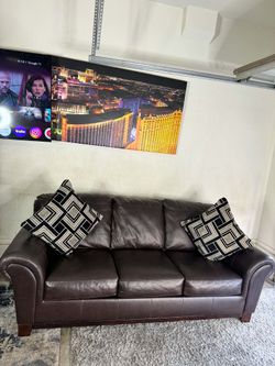 🌟 "LIKE NEW" Brown leather couch 🛋 ( FREE DELIVERY)