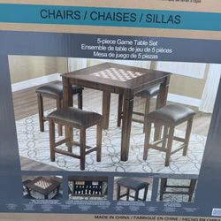 Game Table w 4 Stools 