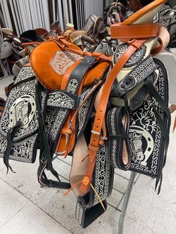 Montura charra bordada con doble vista