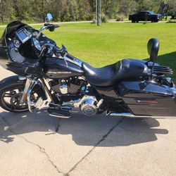 2015 Harley-Davidson FLTRXS Road Glide – Title in Hand, Low Miles, Upgraded Exhaust!
Engine: 103ci Twin Cam V-Twin