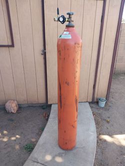 LARGE HELIUM TANK WITH NEW VALVE EXCELLENT CONDITION