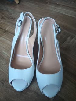 Zapatillas blancas.