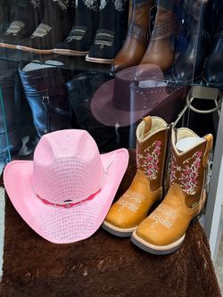 Botas y  sombrero para niña