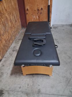 NICE FOLDABLE MASSAGE TABLE