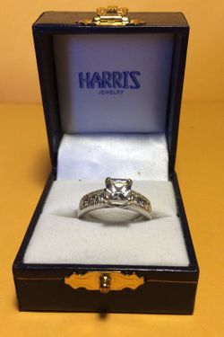 Beautiful 925 silver ring with white stones