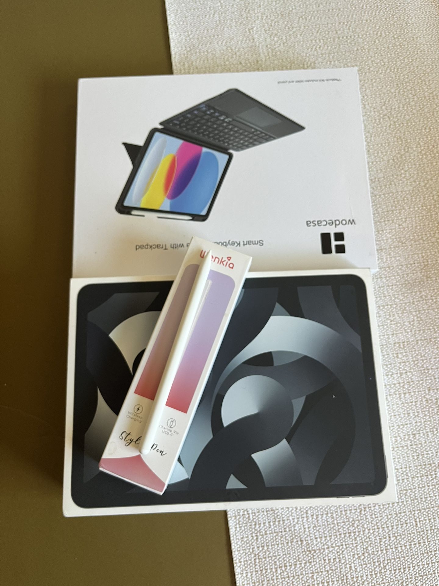 Apple iPad Air 5th Generation (M1 Chip) 256gb with Box, Pen And Keyboard