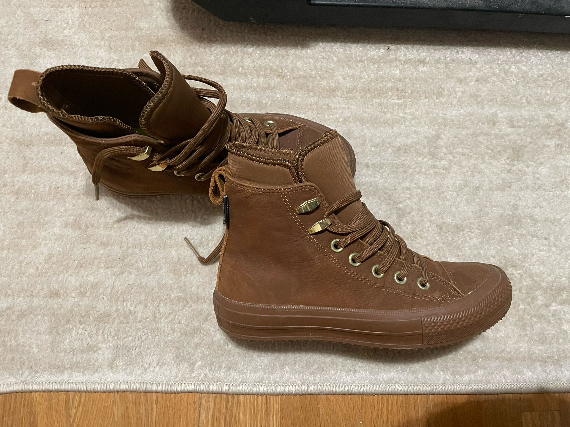 Sz 6 Leather Converse