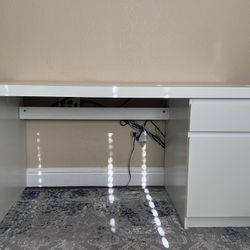Ikea MALM white desk 55 1/8 × 25 5/8