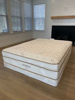 Like New! Queen Saatva Classic Firm Mattress - Delivery Available 