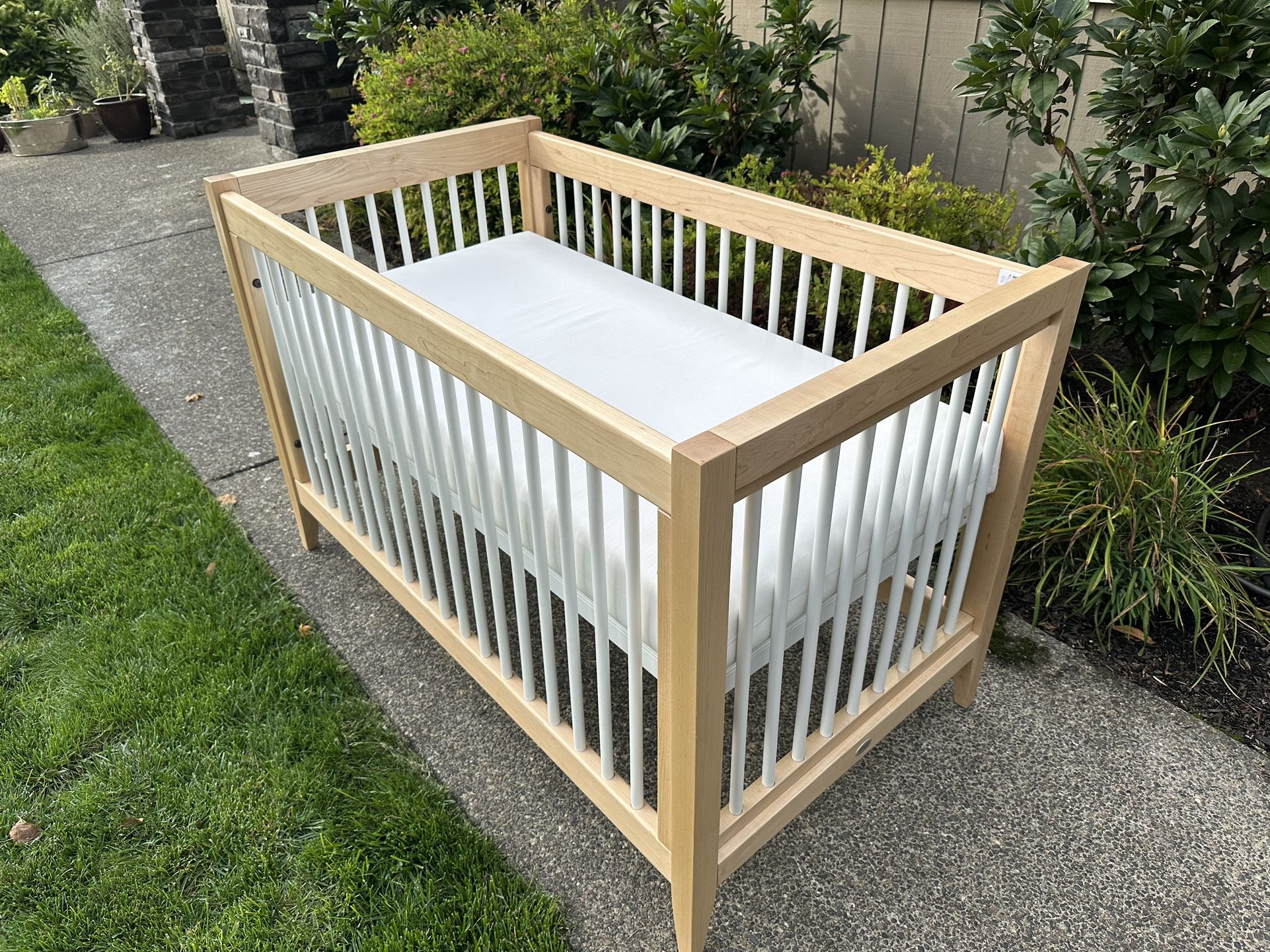 Newport Cottage Devon Crib & Naturepedic Mattress