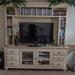 Haverty’s Media Console Table & Wall Shelf [Cream Color] 