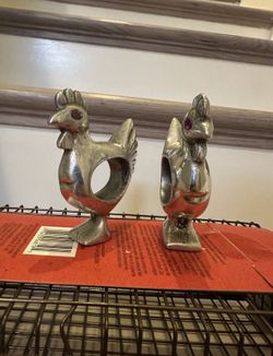 Aluminum hens decoration on the shelf