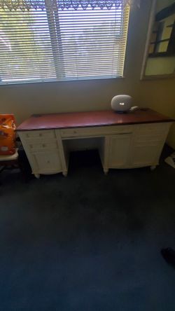 Very Stirdy And Great Condition Computer Desk.
