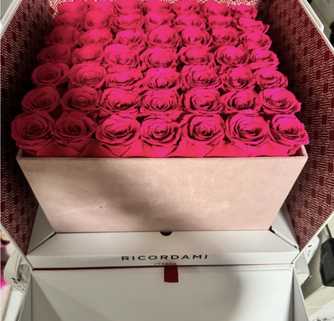 Beautiful pink roses arranged in an elegant box. Perfect for gifting or decoration. Ricordami Large Pink Suede Magenta Roses