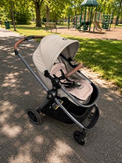 Maxi-Cosi Zelia² Luxe Stroller Reclining Seat with Forward and Rear Facing Options! Easy to Fold. Great condition!   Retails $549.99