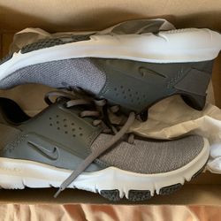 Nike Flex Control TR3 Size 8, 4E Wide / Gray & Black