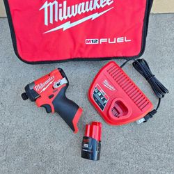 Milwaukee 12V FUEL Impact Driver KIT