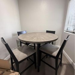 Round Dining Table 