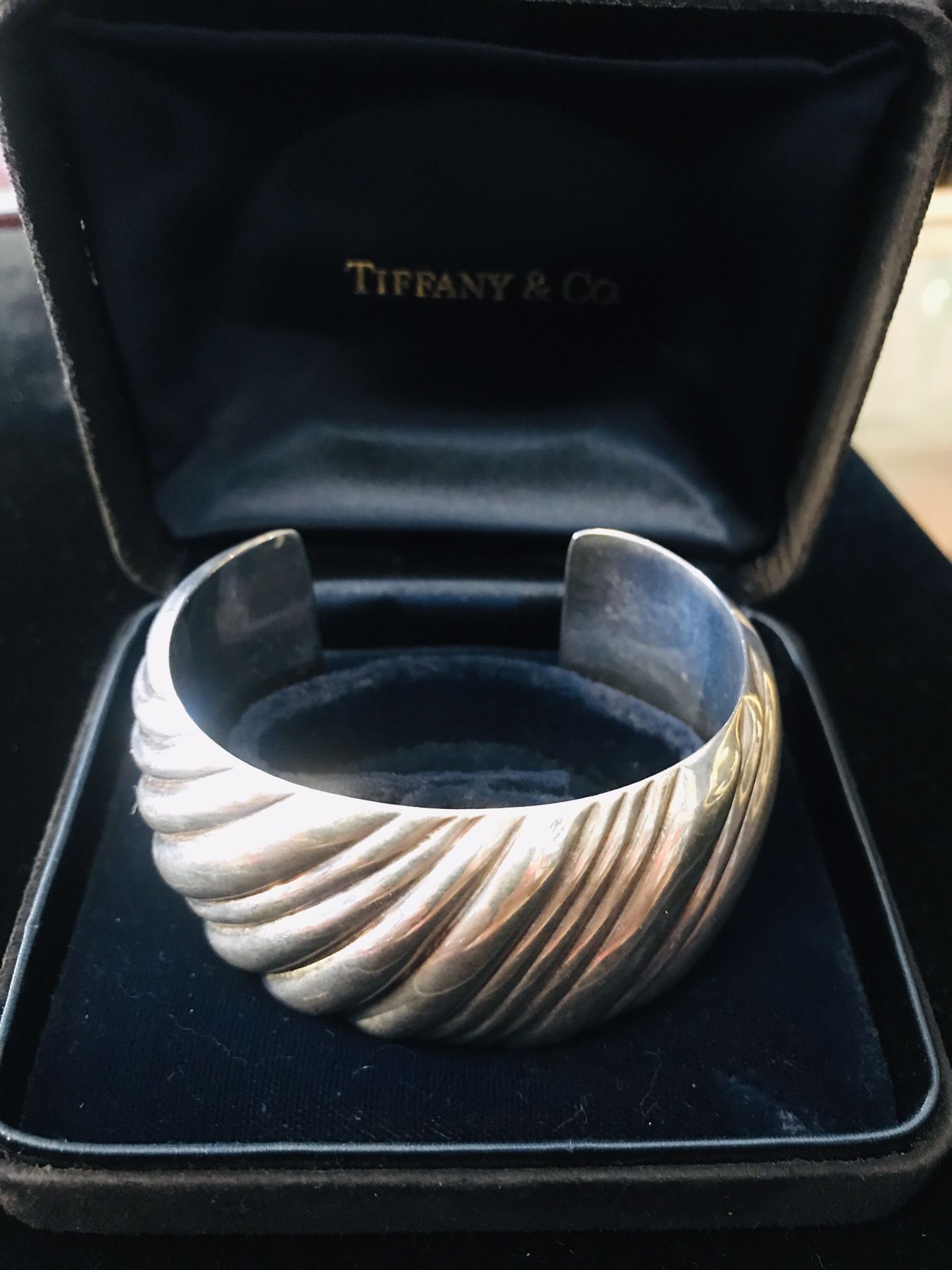 Mint condition Tiffany&Co twirl braclet with box
