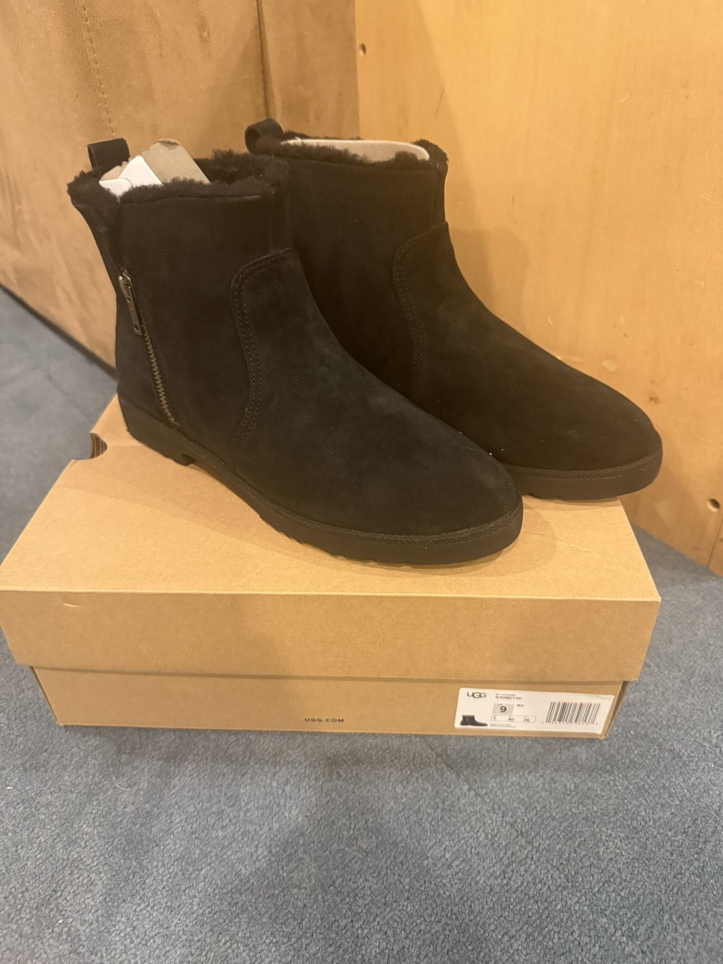 Ugg Romely Zip Women Size 9 Black