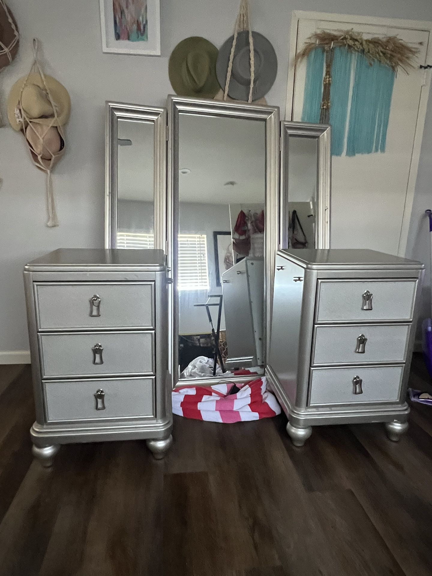 Silver Double Drawers Vanity With Stool