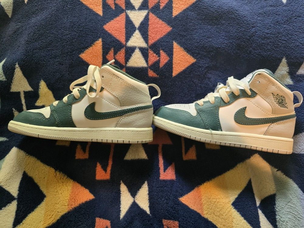Authenticity Guarantee
Air Jordan AJ1 Mid SE 'Oxidized Green' PS PRESCHOOL Sz 1Y