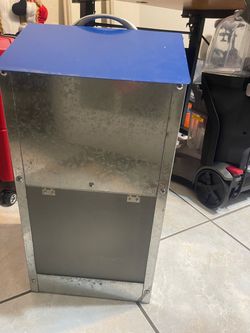 Dog feeder