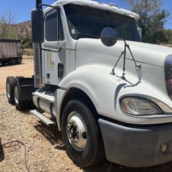 2010 Freightliner Columbia 