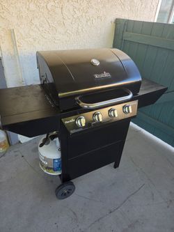 BBQ GIRL BY Charbroil 4 burners in excellent condition very clean