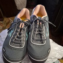 GDEFY TENNIE SHOES.  SIZE 9