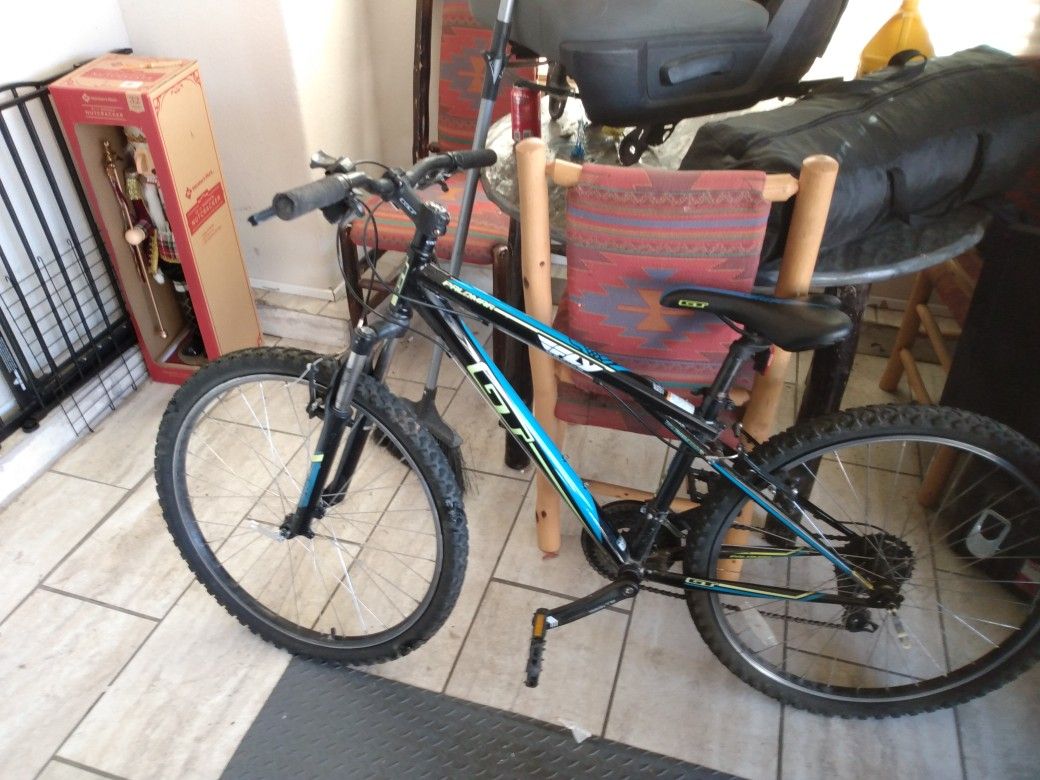 Gt mountain bike. Shifter broke easy fix tires just need. Air. Cost 350. I selling for145 or trade for ipad. And some cash.