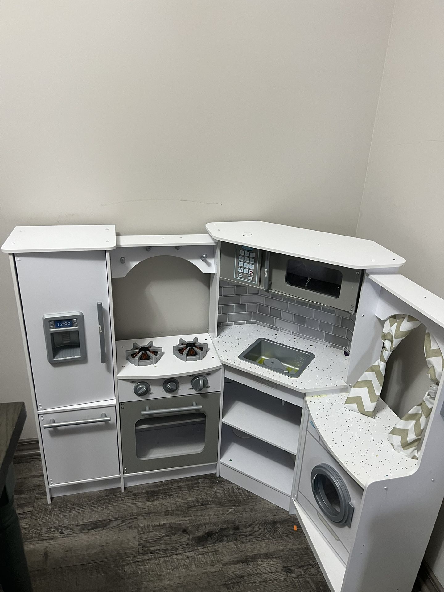 Children’s Play Kitchen