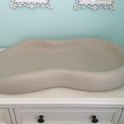 Keekaroo's mani-shaped changing table, 