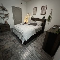 Rustic wood Master suite Queen Size Bedroom seta