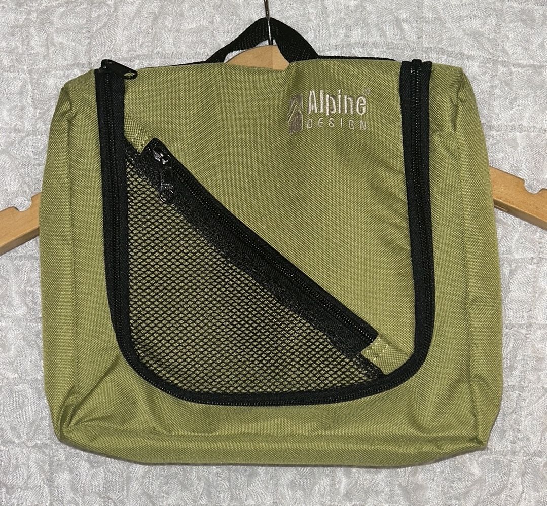 Alpine Design: Toiletries Bag