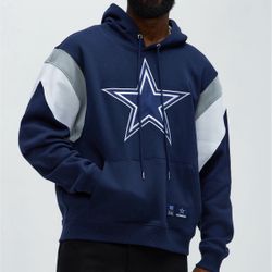 Cowboys embroidered sweatshirt size Small ($40) NWT